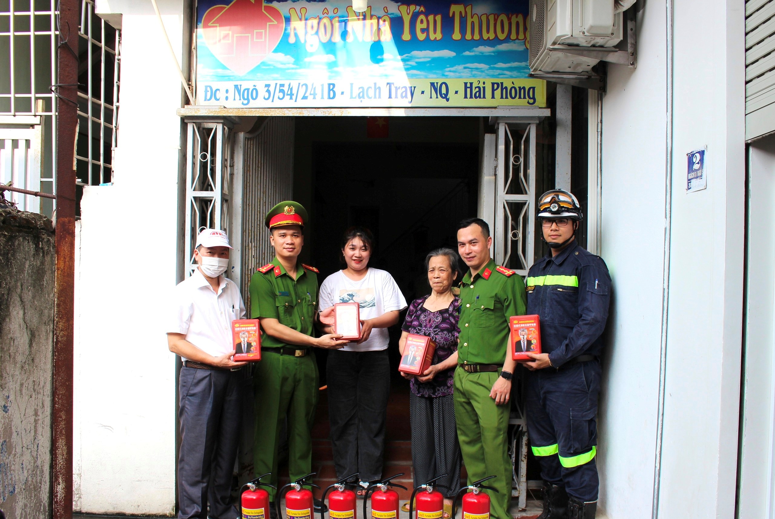 Chi đoàn Đội Cảnh sát PCCC&CNCH (Công an quận Ngô Quyền) thăm, tặng quà Mái ấm tình thương